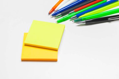 Boş not pad Not kalemler ile yakın çekim