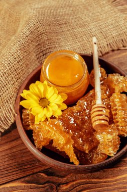 antika ahşap zemin üzerine bal ayı kavanoza tatlım