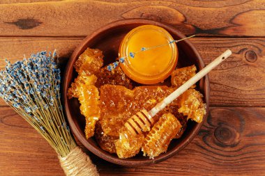 antika ahşap zemin üzerine bal ayı kavanoza tatlım