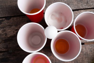 Ahşap masa üzerinde oyun Beer Pong