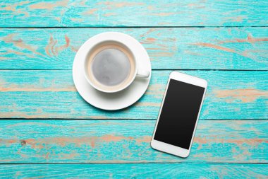 Dijital tablet ve kahve fincanı ahşap tablo