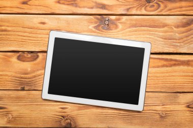 Ahşap masa üzerinde beyaz dijital tablet
