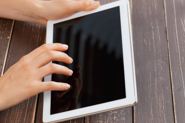 Dijital tablet, closeup tutan kadın