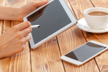 Genç erkek Close-up holding dijital tablet ve içme sabah macchiato eller.