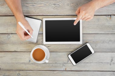 elleri boş tablet cihaz ahşap çalışma masa üzerinde tutan bir adam