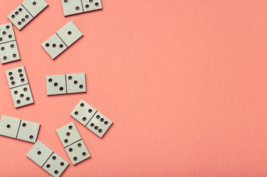 Pembe bir arka plan, oyun domino taşları closeup