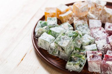 Türk lokumu ahşap bir masa üzerinde yakın çekim.