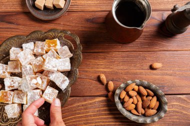 Türk lokumu ahşap bir masa üzerinde yakın çekim.
