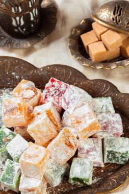 Türk lokumu ahşap bir masa üzerinde yakın çekim.