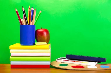 Eğitim ve okul malzemeleri ile kavram okula geri