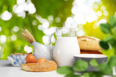 Ekmek ve süt masaya yakın çekim