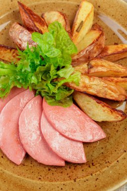 Jambon dilimleri ile kavrulmuş patates yakın çekim