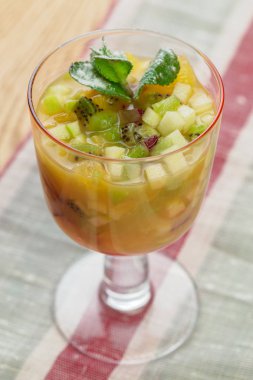 Bir cam fincan lezzetli tatlı kapatmak kadar üstten görünüm