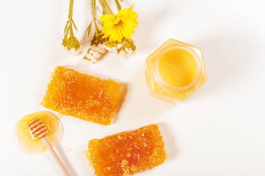 kavanoz bal ve beyaz arka plan üzerinde izole sopa