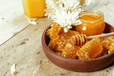 masanın üzerine tatlı bal yakın çekim