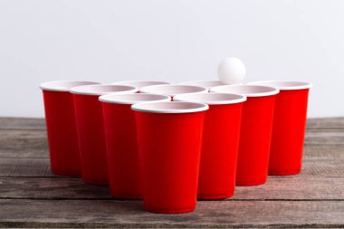Ahşap masa üzerinde oyun Beer Pong