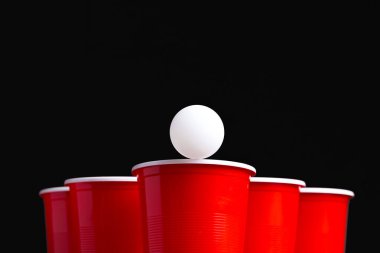 Ahşap masa üzerinde oyun Beer Pong