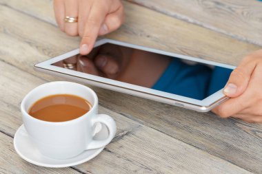 elleri boş tablet cihaz ahşap çalışma masa üzerinde tutan bir adam