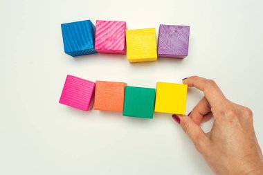 renkli ahşap bloklar üzerinde beyaz masa