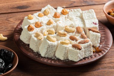 Türk lokumu ahşap bir masa üzerinde yakın çekim.