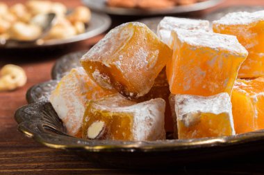 Türk lokumu ahşap bir masa üzerinde yakın çekim.