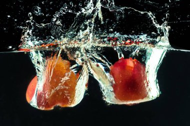 Su kabarcıkları ile içine düştü şeftali