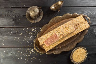 Türk lokumu ahşap bir masa üzerinde yakın çekim.