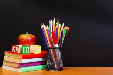 Eğitim ve okul malzemeleri ile kavram okula geri