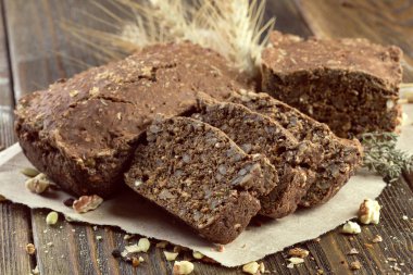 ahşap masa arka plan üzerinde pişmiş ekmek