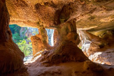 Büyük taş ya da kaya, gündüz, Tayland 