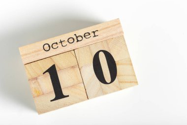 Ahşap küpleri tarihte beyaz arka plan ile. 10 Ekim