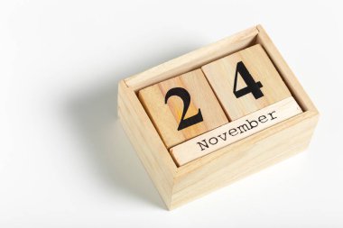 Ahşap küpleri tarihte beyaz arka plan ile. 24 Kasım