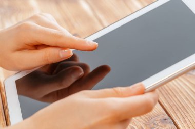 boş tablet cihaz ahşap çalışma masa üzerinde tutan kadın