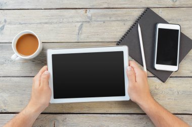 elleri boş tablet cihaz ahşap çalışma masa üzerinde tutan bir adam