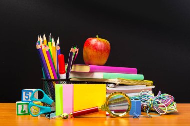 Eğitim ve okul malzemeleri ile kavram okula geri