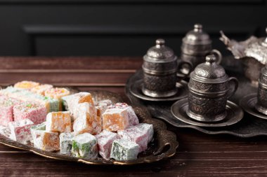 Türk lokumu ahşap bir masa üzerinde yakın çekim.