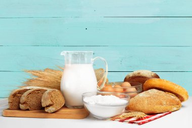 Ekmek ve süt masaya yakın çekim