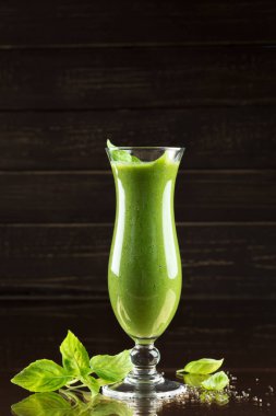 Taze sağlıklı yeşil Smoothie yaptı