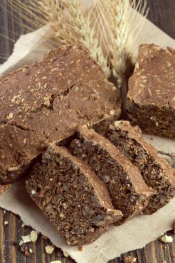 ahşap masa arka plan üzerinde pişmiş ekmek