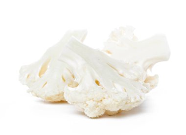 Beyaz arka plan üzerinde izole karnabahar parçaları 