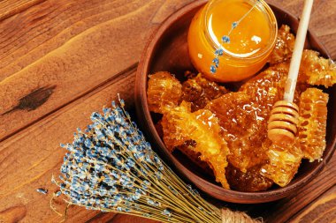 antika ahşap zemin üzerine bal ayı kavanoza tatlım