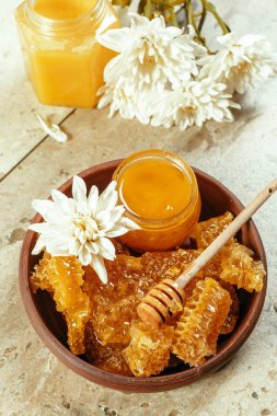 masanın üzerine tatlı bal yakın çekim