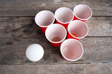 Ahşap masa üzerinde oyun Beer Pong