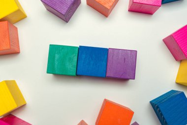 renkli ahşap bloklar üzerinde beyaz masa