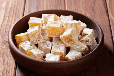 Türk lokumu ahşap bir masa üzerinde yakın çekim.