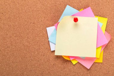 Yapışkan notu veya post üzerinde mantar Bülteni billboard olduğunu