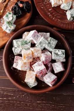 Türk lokumu ahşap bir masa üzerinde yakın çekim.