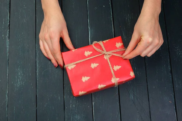 Geschenkbox Mädchenhänden Auf Holztisch — Stockfoto