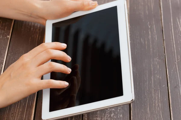 Vrouw Met Digitale Tablet Close — Stockfoto