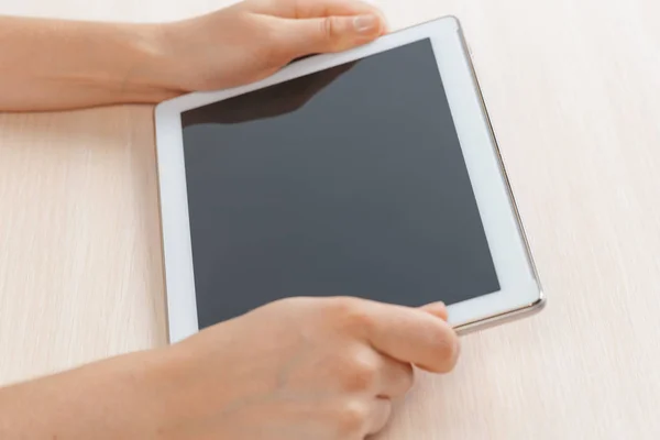 Vrouw Met Digitale Tablet Close — Stockfoto